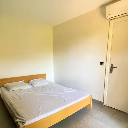 Appartement 2 pièces terrasse proche centre et plage climatisé parking * Le Lavandou